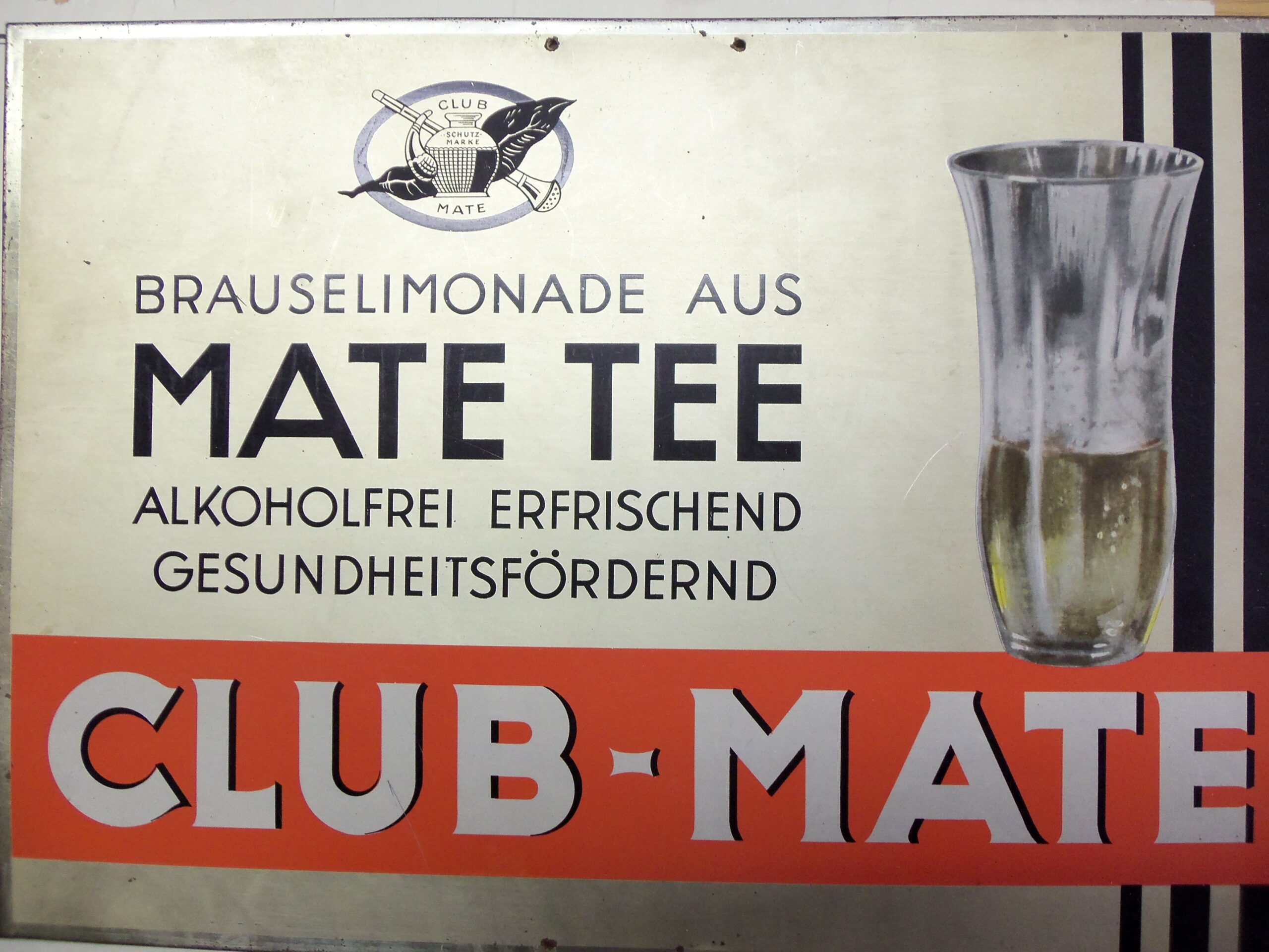 Abbildung 12: Club-Mate-Werbeschild der Mate-Industrie Köstritz