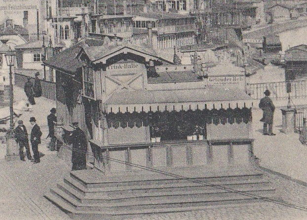 Abb. 13: Die Trinkhalle der Gebrüder Reh am Theaterplatz in Dresden auf einer 1904 versandten Ansichtskarte
